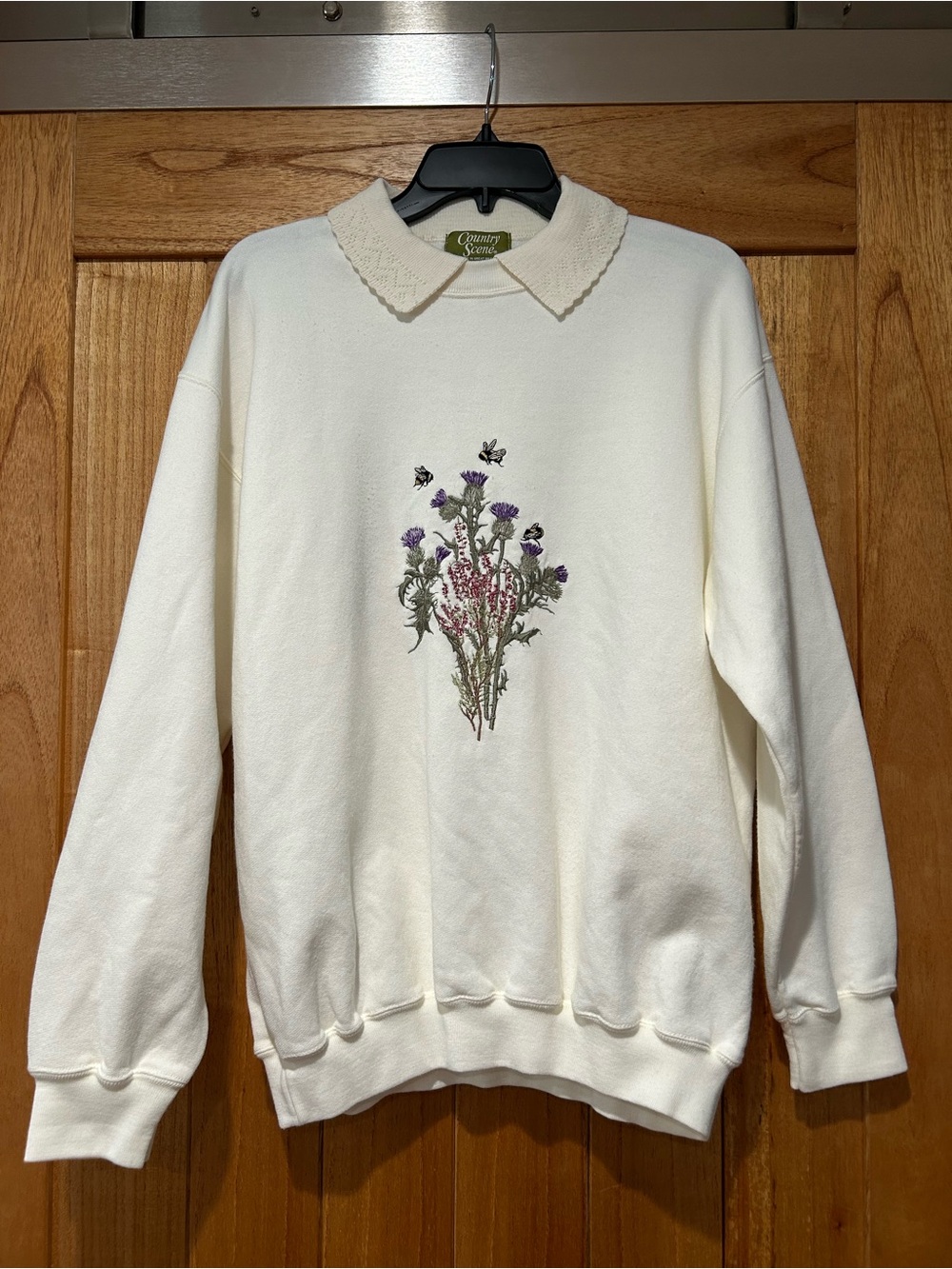 Vintage Cream Floral Embroidered Crewneck Sweatshirt. Size L.